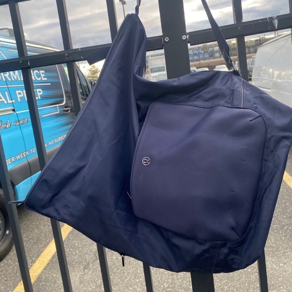 LULULEMON Men's midnight Navy Blue Shoulder gym duffel shoulder Bag